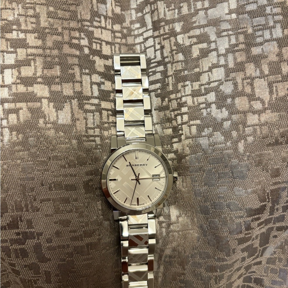 (NEEDS BATTERY) Burberry Silver Watch with Minimalist Design - Picture 14 of 15